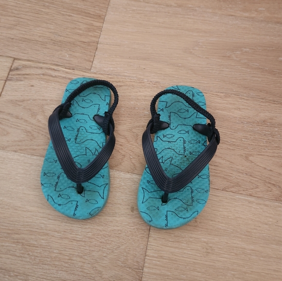 OLD NAVY | Shark sandals with heel strap - Picture 2 of 5
